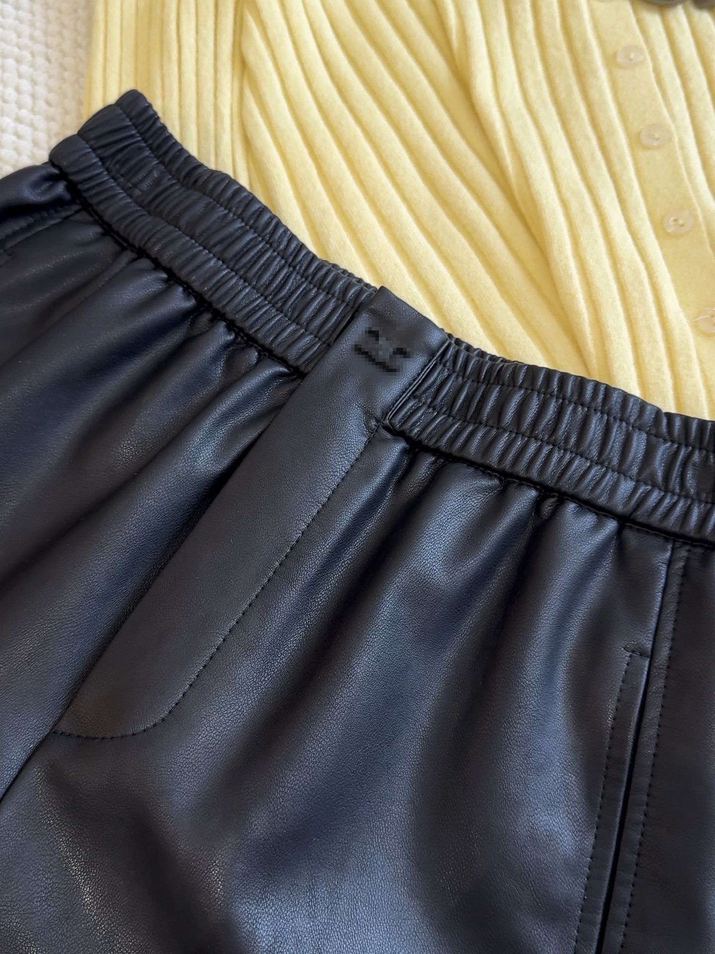 レザーファッション 柔らか質感の上質ゴムウエスト革ショートパンツ
