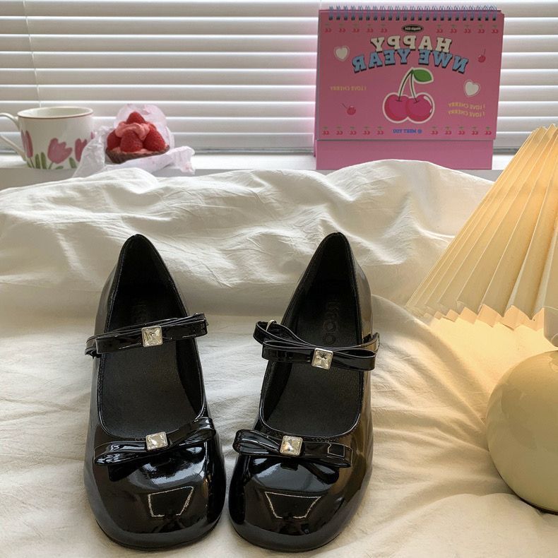 レザーファッション スタッズ飾りつき光沢パンプス