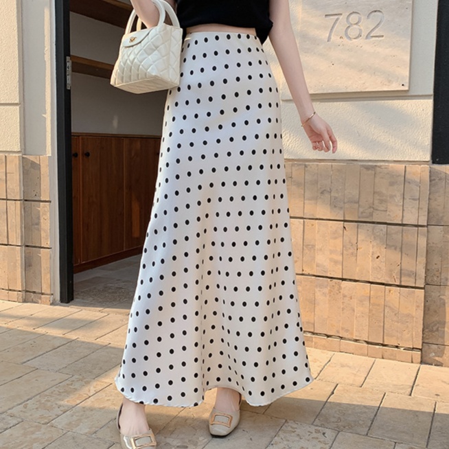 水玉模様の上品ロングスカート