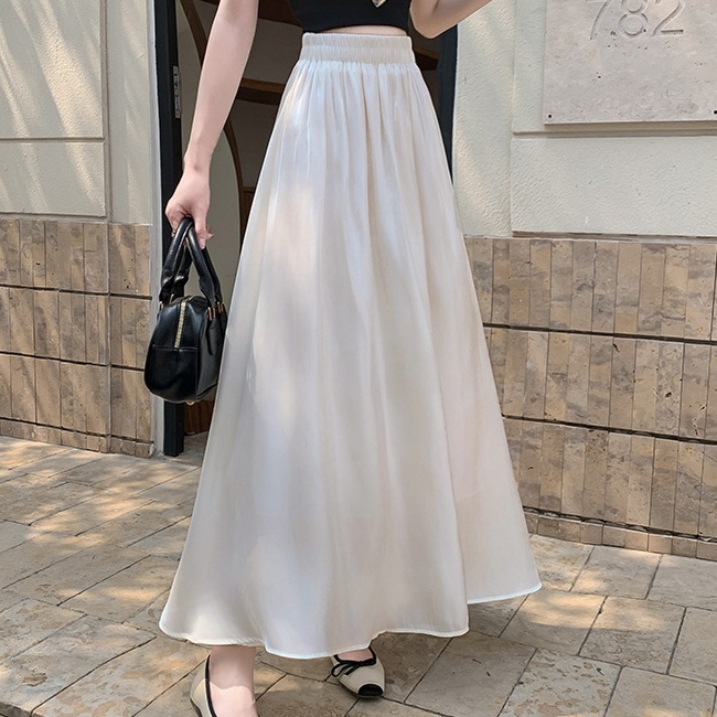 ふんわり揺れる優美なロングスカート