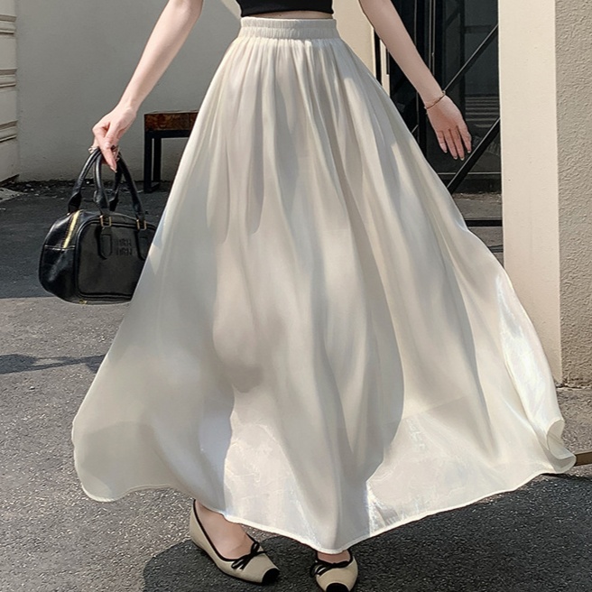 ふんわり揺れる優美なロングスカート