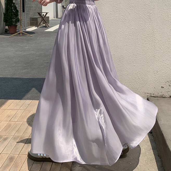 ふんわり揺れる優美なロングスカート