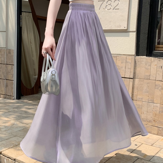 ふんわり揺れる優美なロングスカート