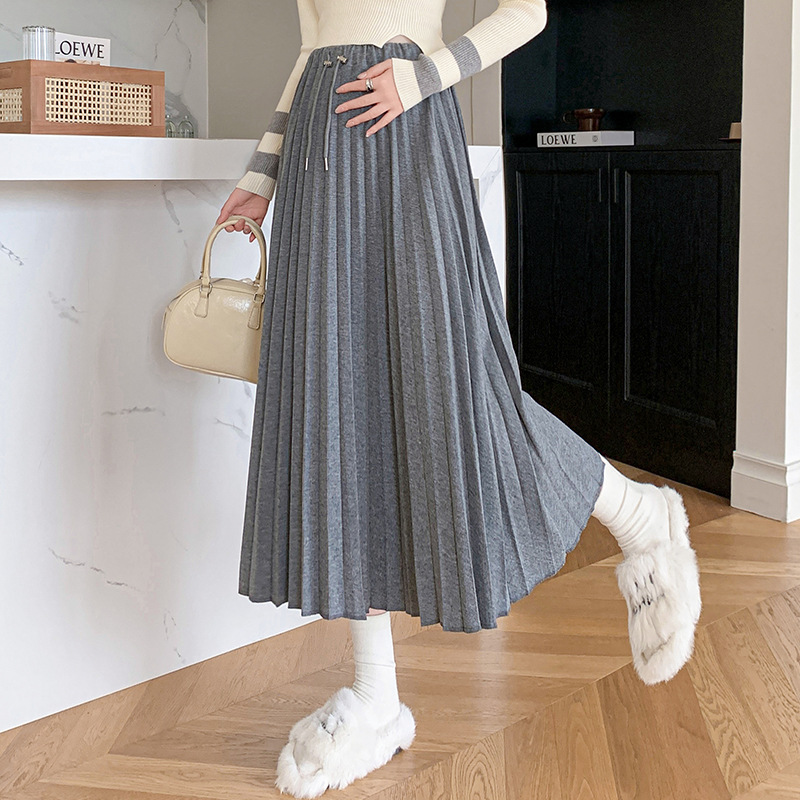 上品なプリーツロングスカート