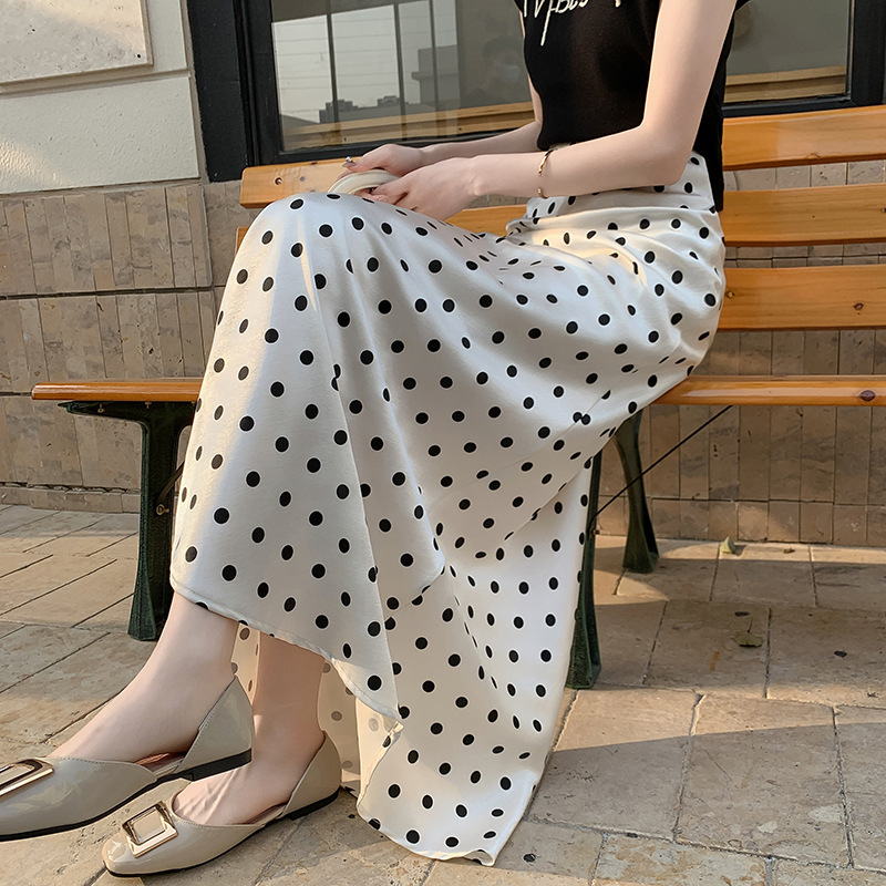 水玉模様の上品ロングスカート