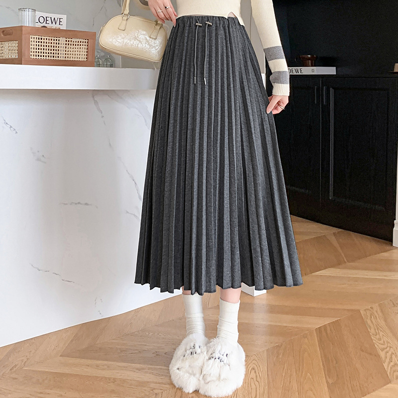 上品なプリーツロングスカート